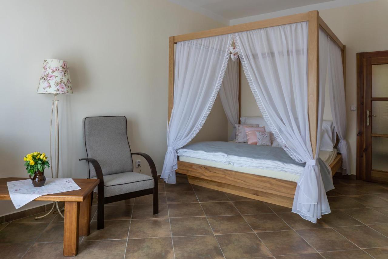 Penzion Ruze Benesov nad Ploucnici Ngoại thất bức ảnh